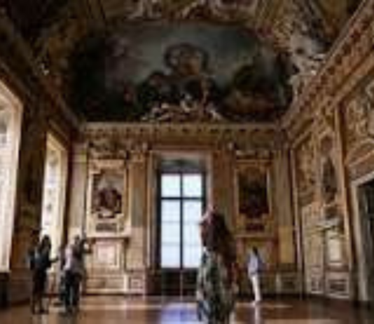 Louvre welcomes visitors back to historic gallery